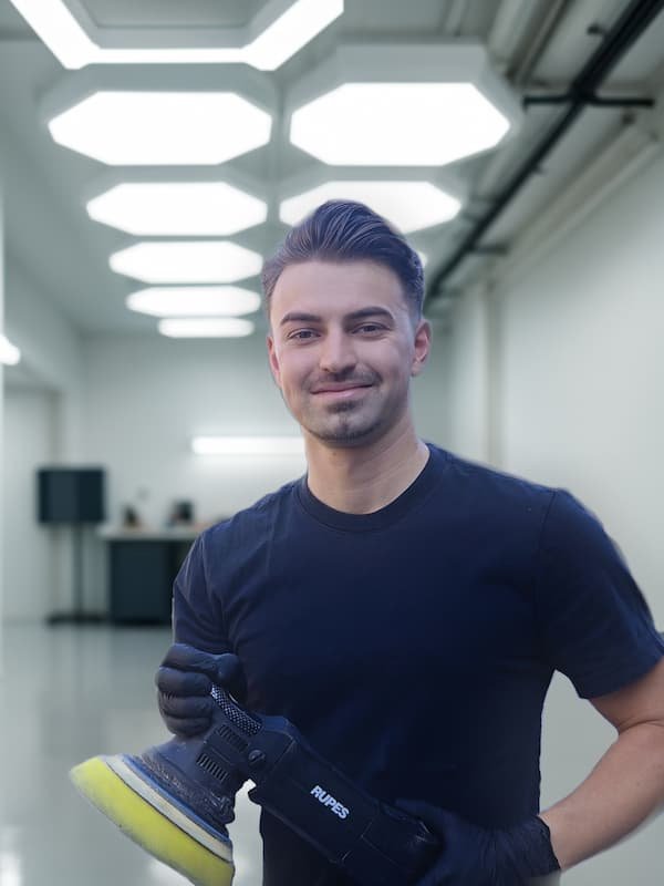 Bavo Autodetailing eigenaar aan het werk – auto detailing in Machelen
